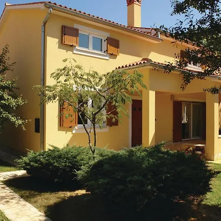Prázdninový dům 3 Bedroom Cozy In Ližnjan