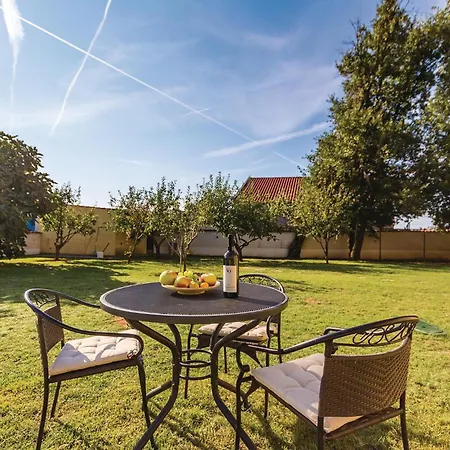 3 Bedroom Cozy In Prázdninový dům *