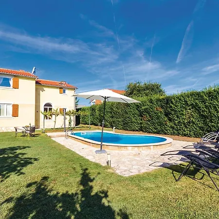 3 Bedroom Cozy In Prázdninový dům Ližnjan