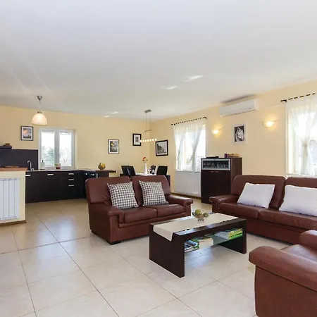 3 Bedroom Cozy In Prázdninový dům