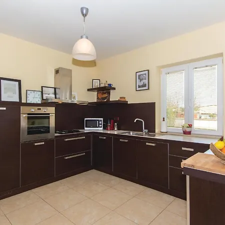 3 Bedroom Cozy In Prázdninový dům Ližnjan