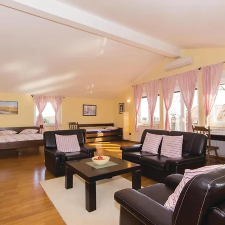 3 Bedroom Cozy In Ferienhaus *