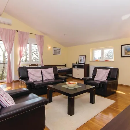 3 Bedroom Cozy In Ferienhaus Ližnjan
