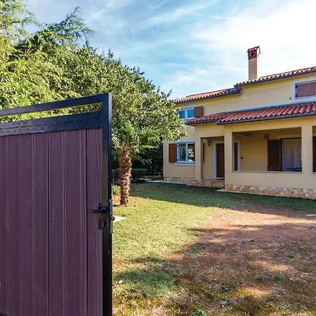 Ferienhaus 3 Bedroom Cozy In Ližnjan