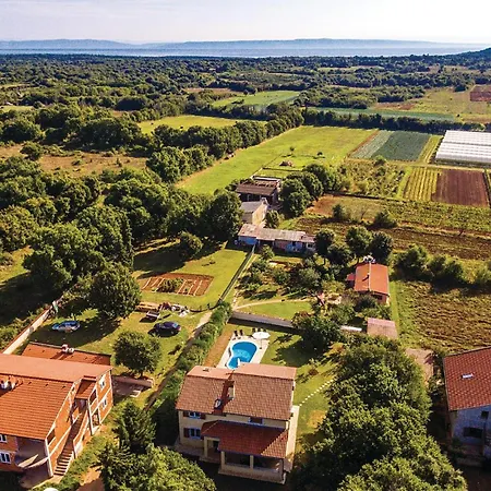 Ferienhaus 3 Bedroom Cozy In Ližnjan